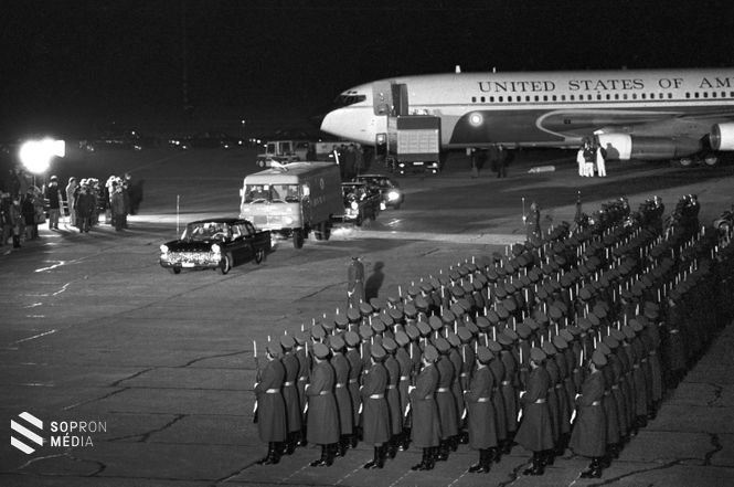 Díszszázad fogadta a koronázási ékszereket a Ferihegyi repülőtéren 