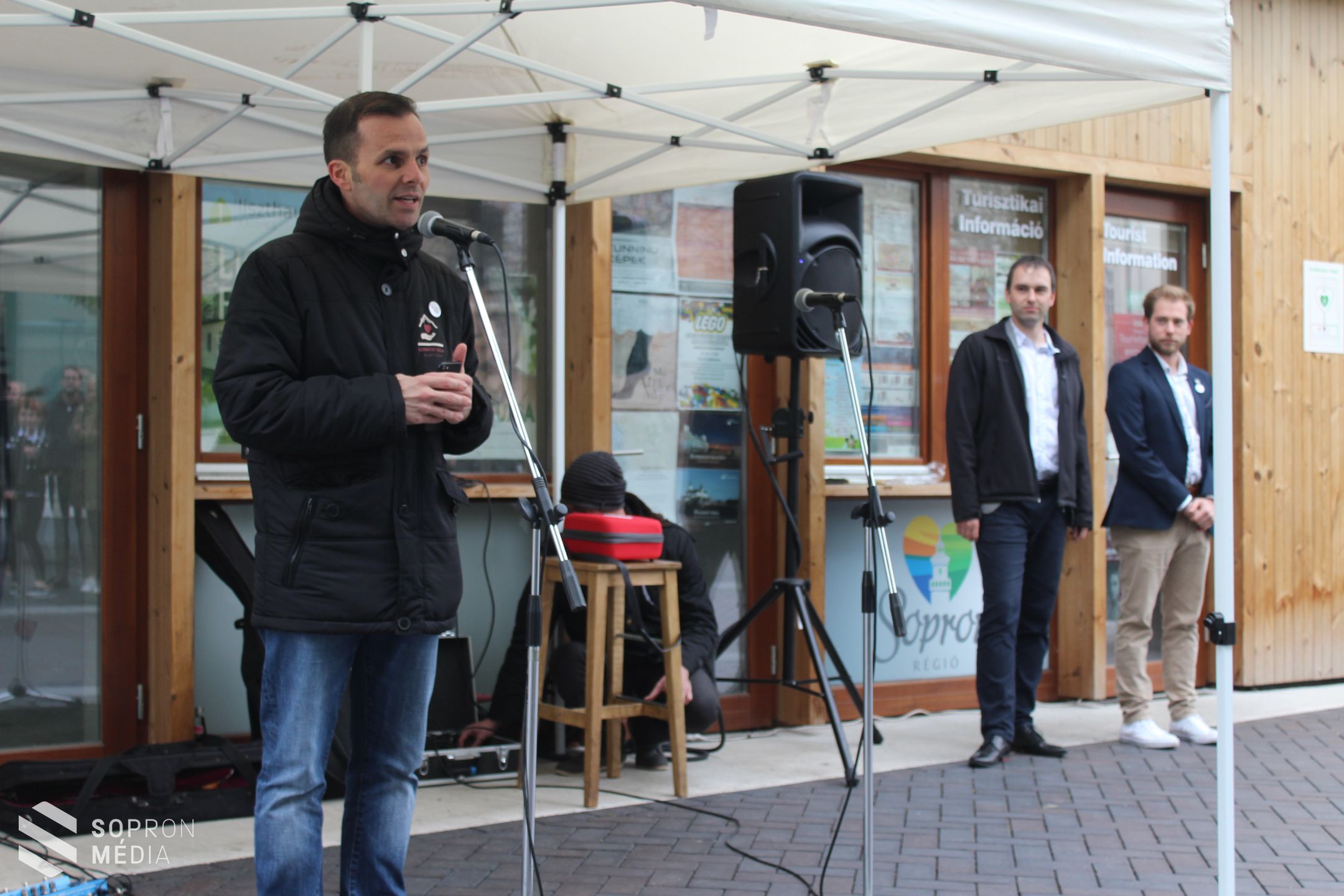 Defibrillátort adományoztak Sopronnak, ami a várkerületi Infopontban elérhető (fotók)