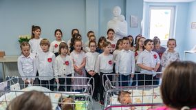 Megható műsorral köszöntötték az édesanyákat a Soproni Gyógyközpontban