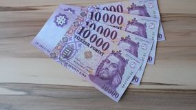 Hamis pénzzel fizetett egy férfi Sopronban és Kópházán, az ügyészség vádat emelt