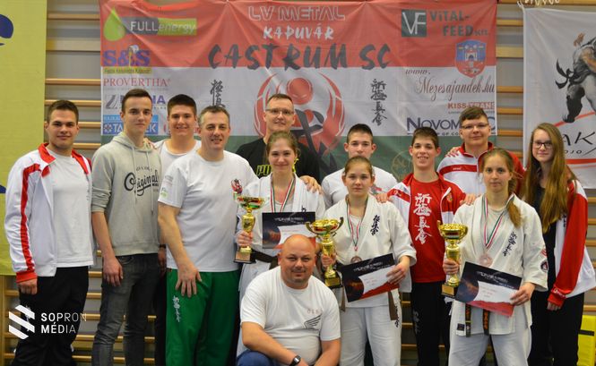 A három bronzérmes hölgy és az őket segítő kapuvári csapat