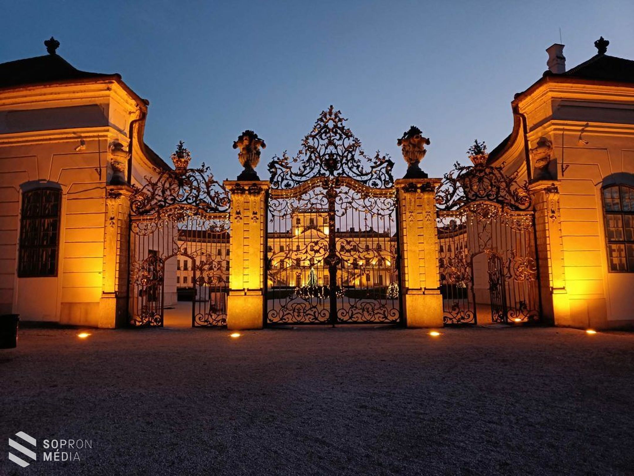 Fellobbant a negyedik gyertya a fertődi Esterházy-kastély díszudvarán