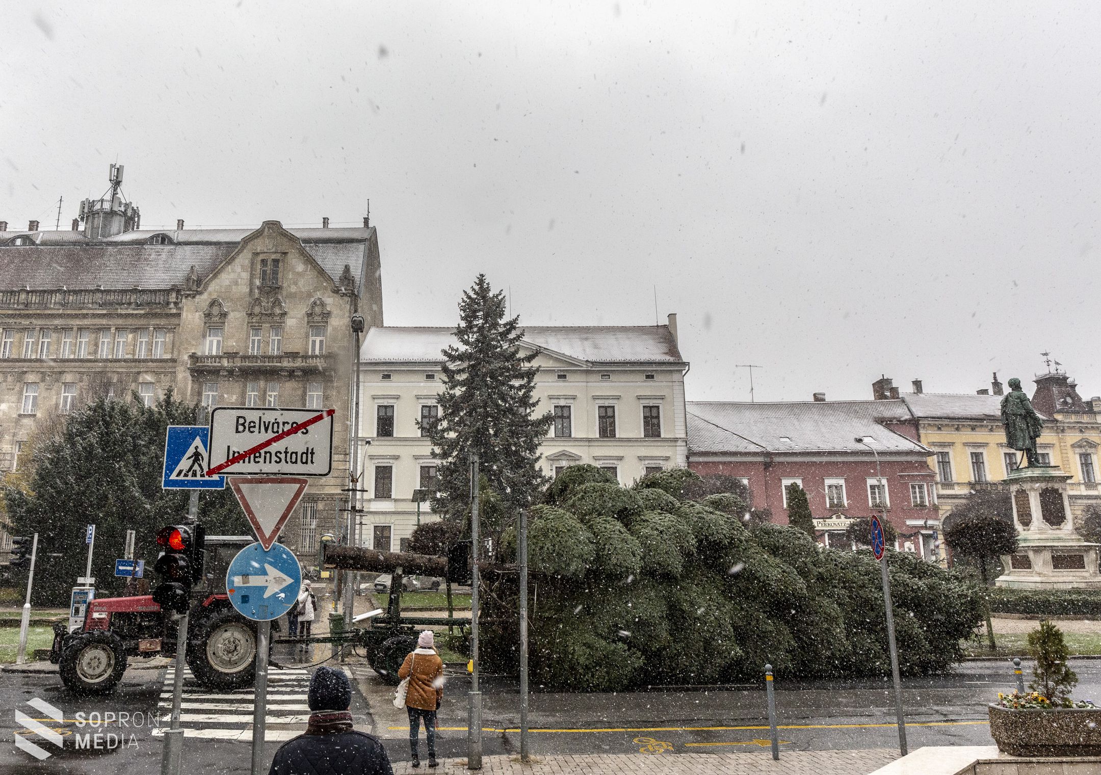 Már a Fő téren van Sopron karácsonyfája!