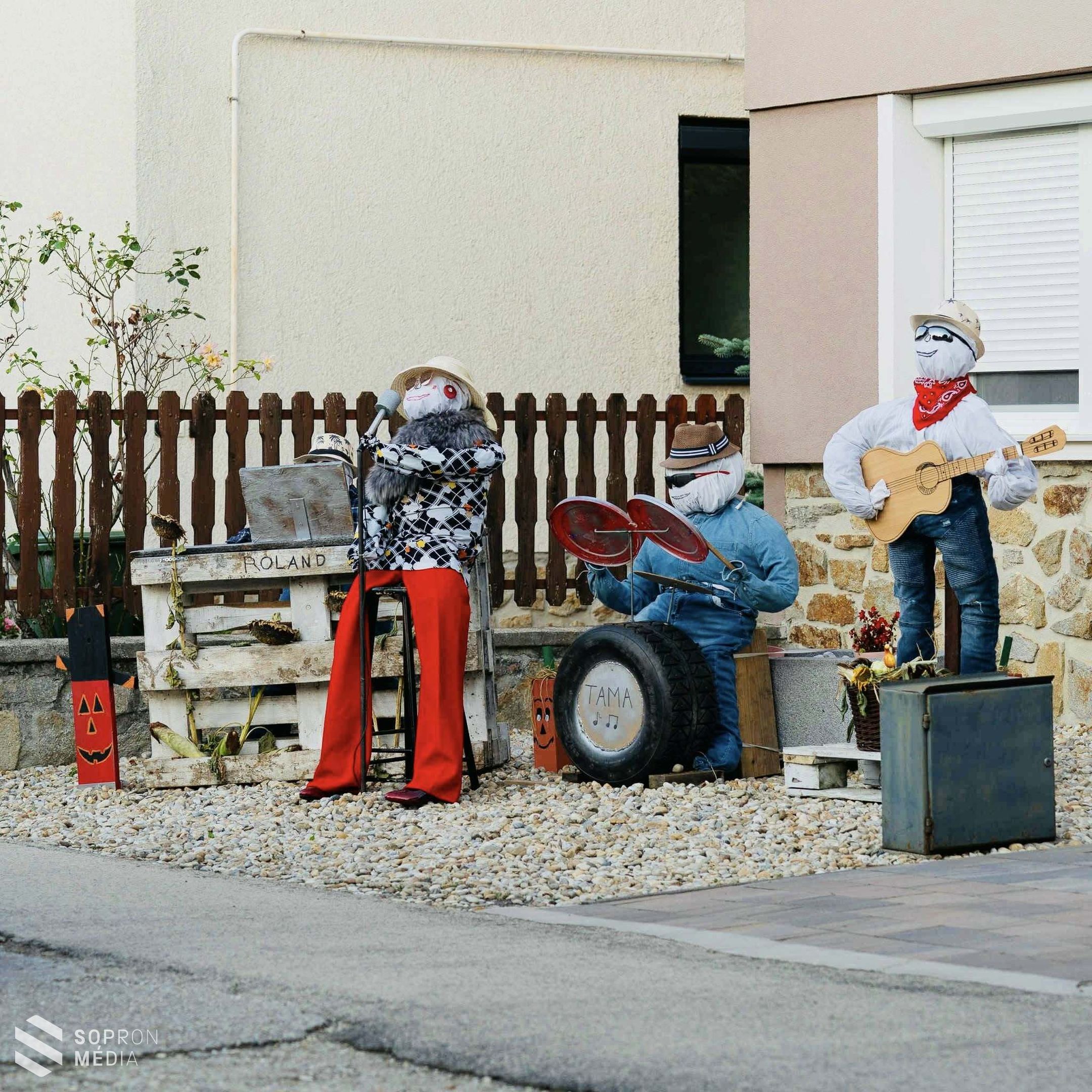 Szebbnél szebb dekorációk díszítik Kópháza utcáit