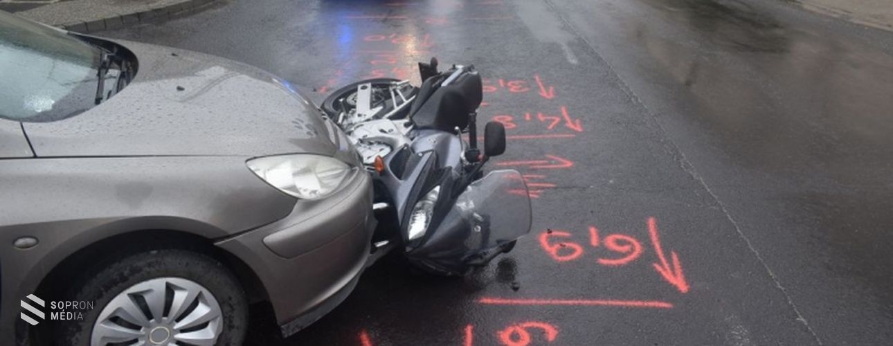 Nem biztosított elsőbbséget a motorosnak