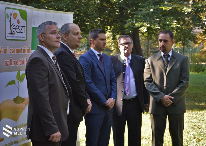 A konferencia előtt magyar-szlovén közös faültetésre is sor került az Erzsébet-kertben
