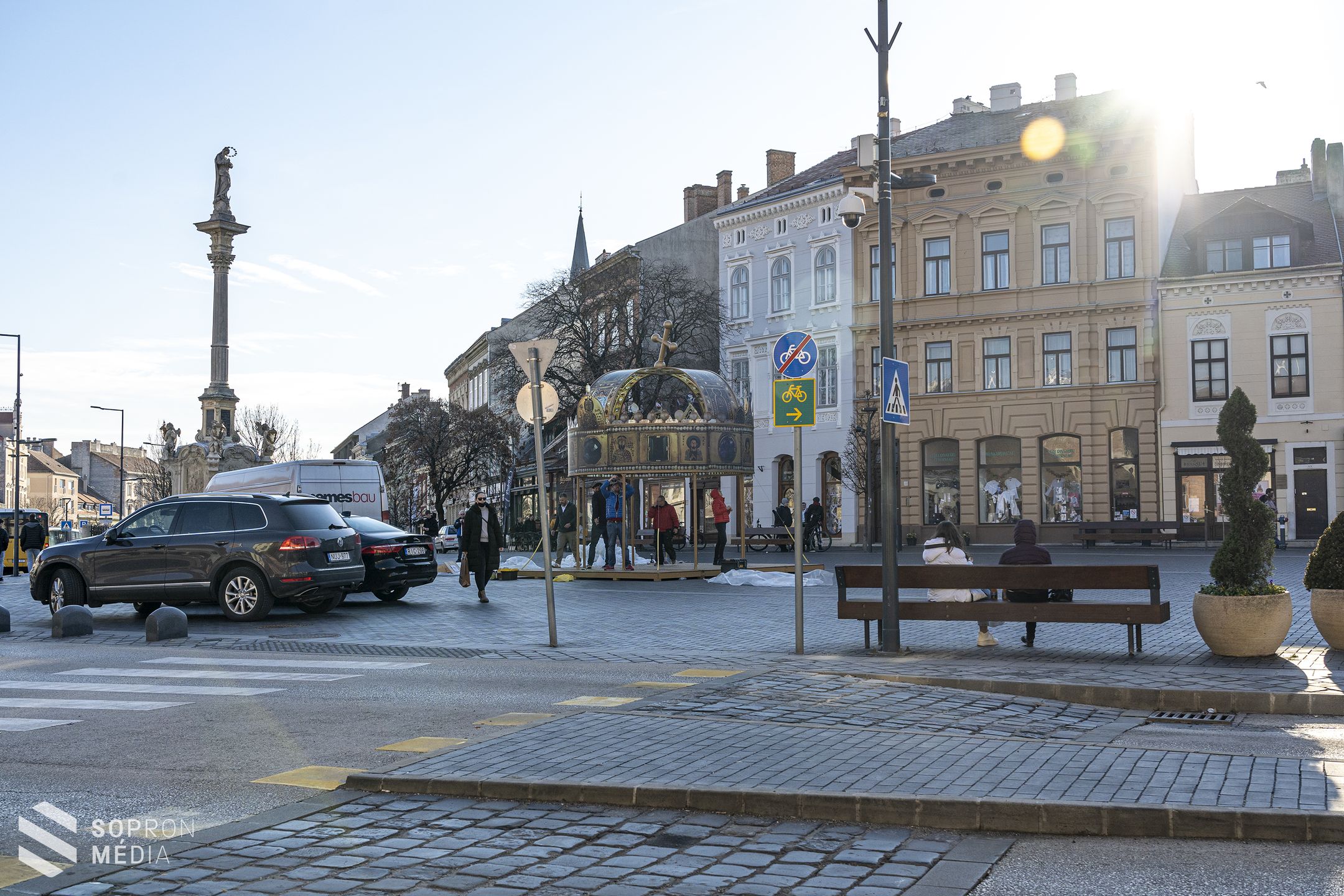 Sopronba is megérkezett a Szent Korona installáció  