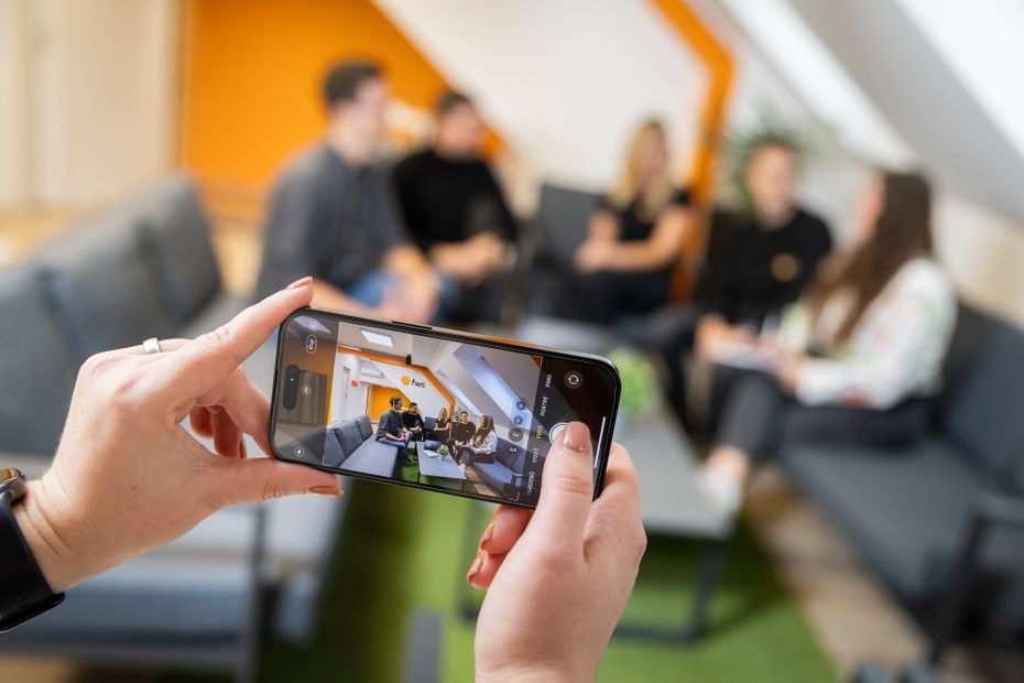 Social media és marketing manager borító képe