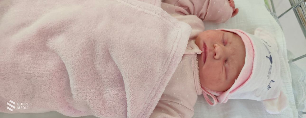 Gyönyörű kislány az újév első babája Sopronban