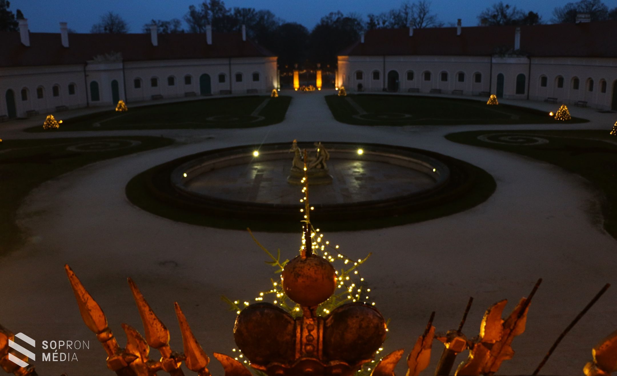 Ünnepi fényáradatban a fertődi Esterházy-kastély