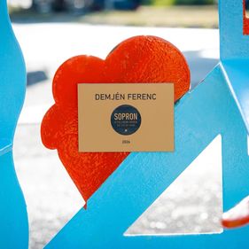 Szoborszéket kapott fellepése előtt Demjén Ferenc Sopronban