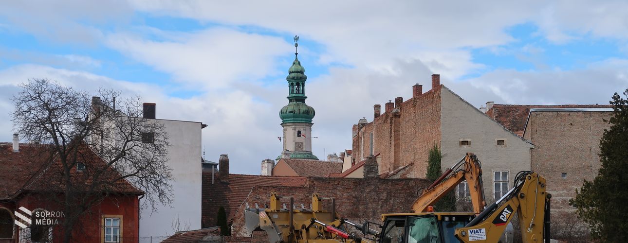 Ideiglenes parkolót alakítanak ki az Árpád utcában
