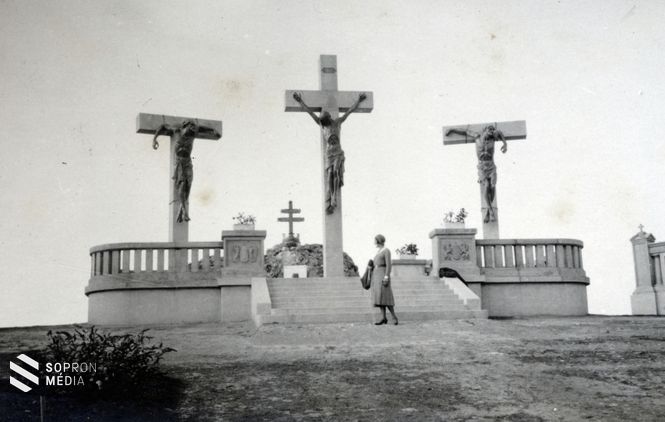 Attila domb, IV. Károly kálvária (Siklódy Lőrinc, 1927.), háttérben a hármas halom a király emléktáblájával. 1932.