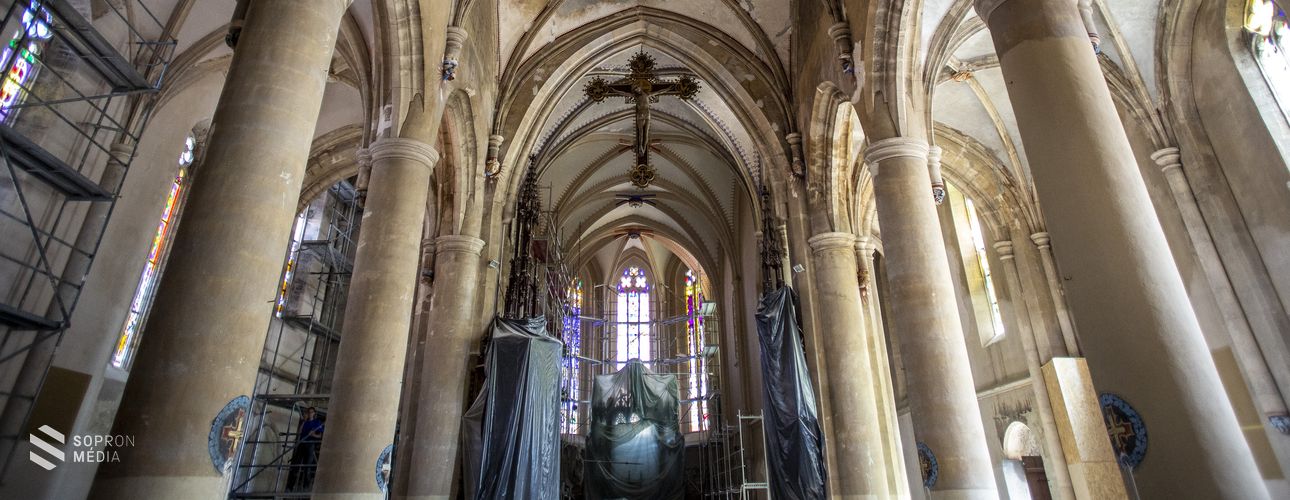 Jól haladnak a munkálatok a Szent Mihály-templomban