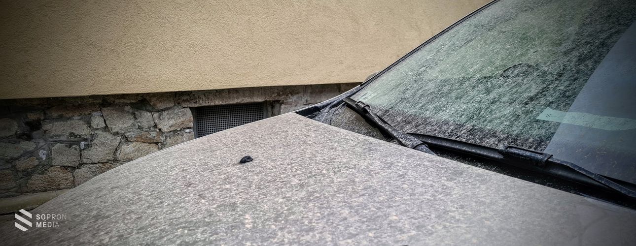 Az autókat sem kímélte a Szaharából érkező homok