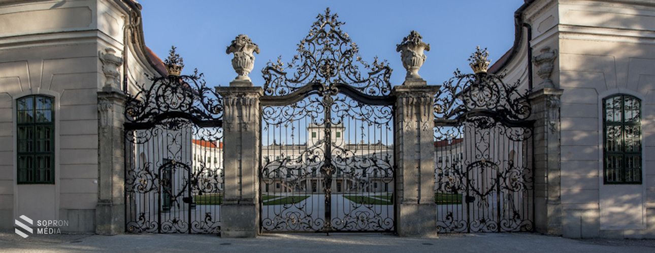 Július 24-én, szombaton koncerthelyszínt építenek a fertődi Esterházy-kastély díszudvarán